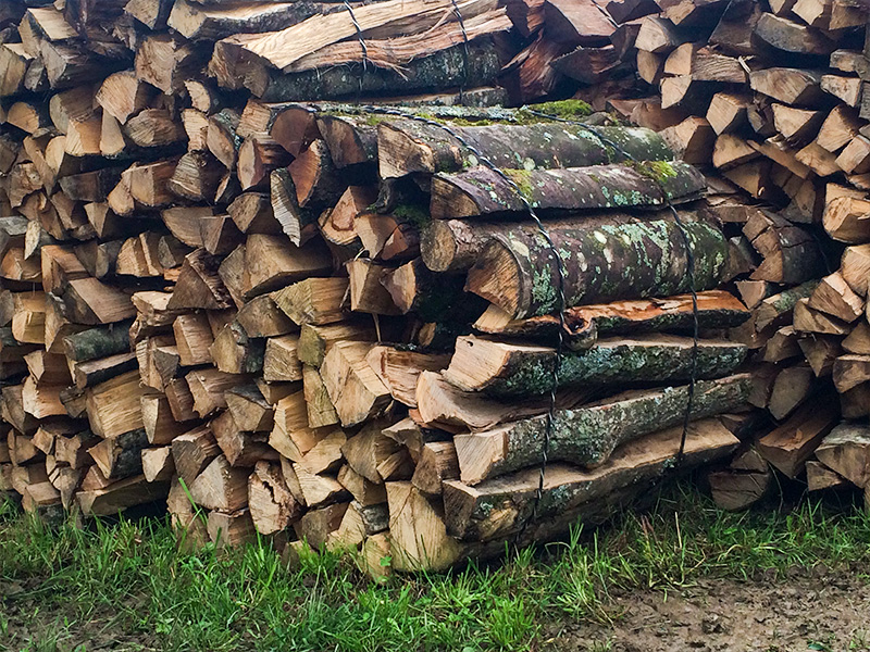 Ster Holz steht zum Verkauf bereit - Brennholzverkauf im Reusstal
