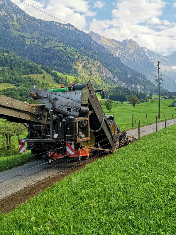 Kommunalarbeiten, Traktor mit Abrandmaschine in Tal an Strassenpflege